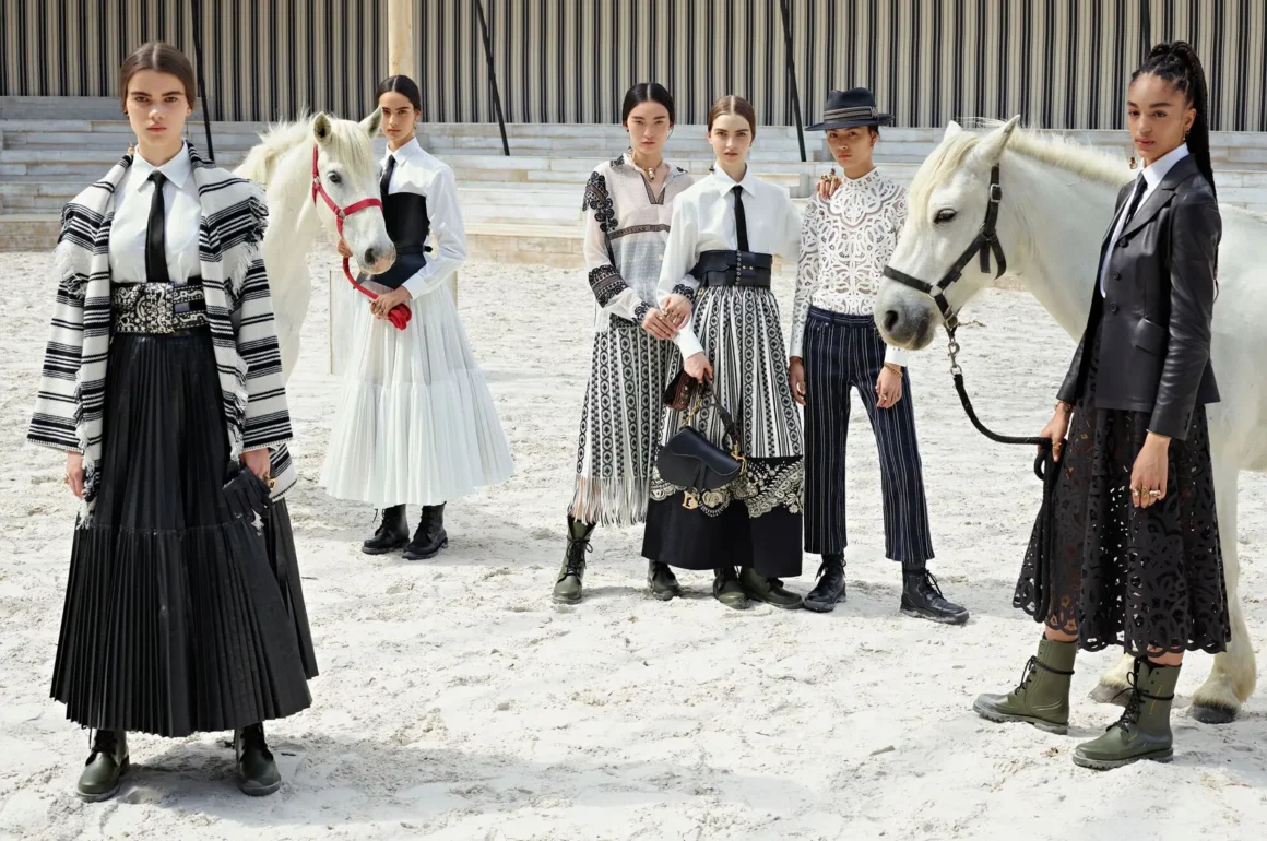 “Dior Cruise” 2019. gada grupas kadrs Estelle Hanania Dior priekšskatījumam