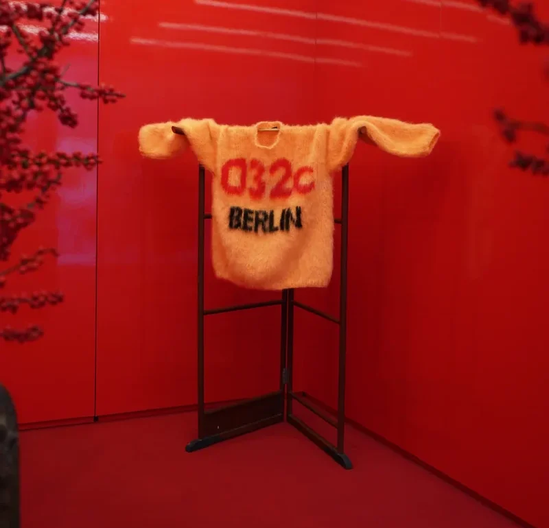 032C – kas tas ir par zīmolu un kāpēc tas rada tik lielu ažiotāžu?