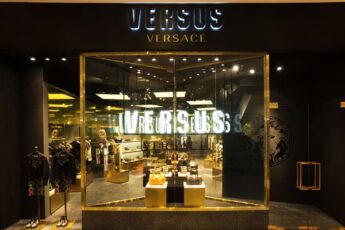 Ar ko atšķiras Versus Versace no Versace Luksuss pret dumpi