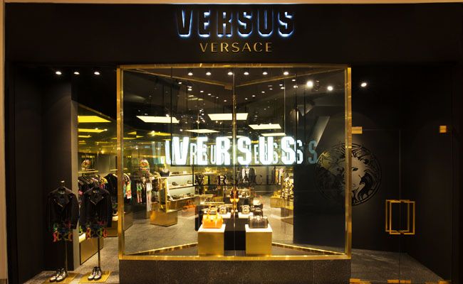 Ar ko atšķiras Versus Versace no Versace Luksuss pret dumpi