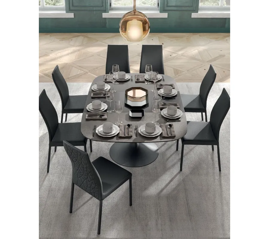 Izvelkamais ēdamistabas galds