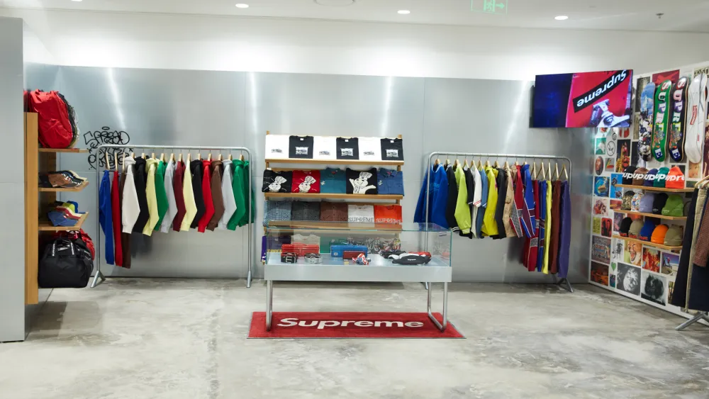 Supreme, jeb ikoniska amerikāņu streetwear zīmols zem lupas